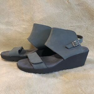 Aerosoles grey leather wedge sandals “In the Bog” size 9
